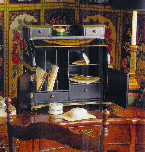 desk.jpg (85667 bytes)