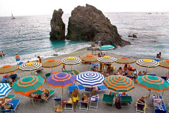 https://0.tqn.com/d/goitaly/1/0/2/F/-/-/umbrellas-Monterosso.jpg